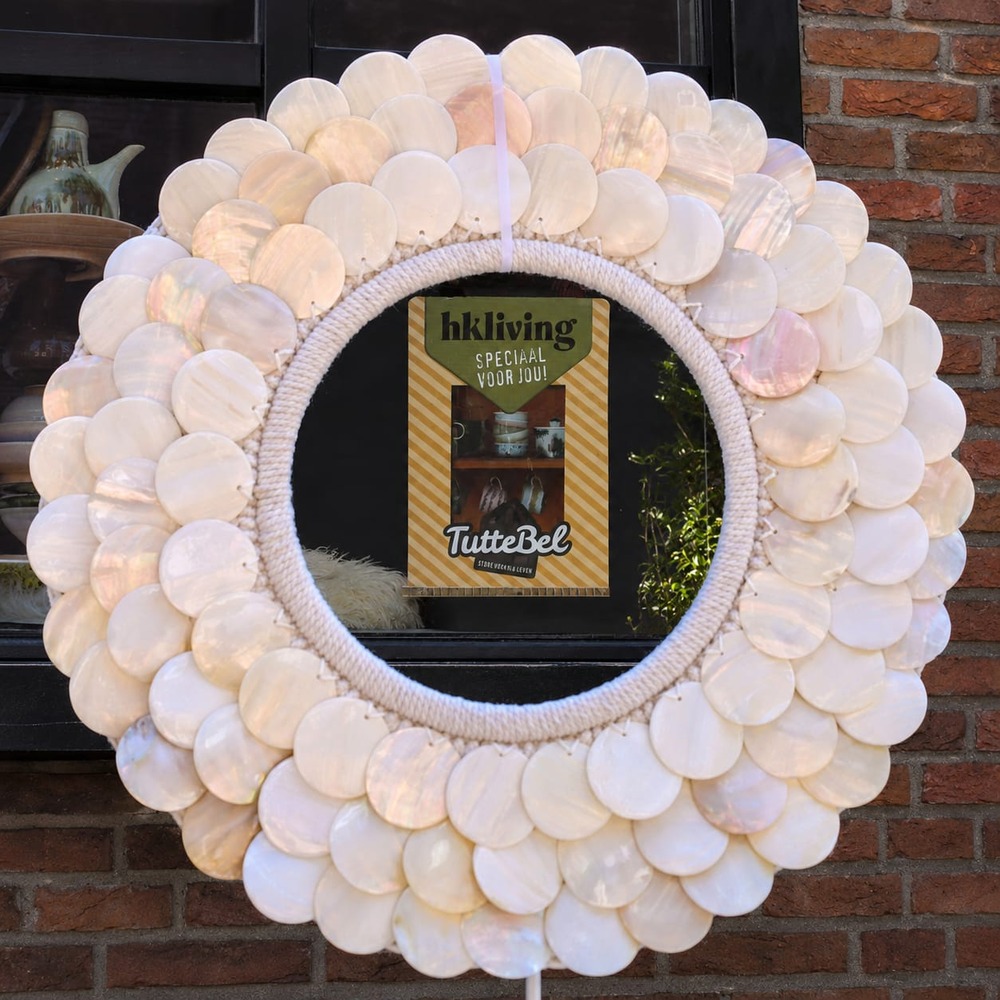 Schelpenkrans met Tuttebel cadeaukaart in de etalage
